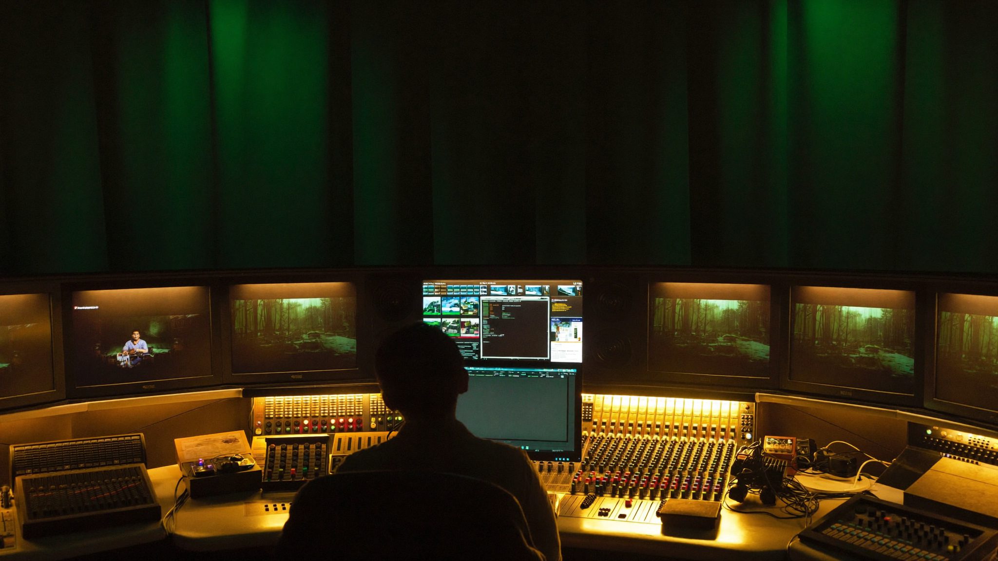 Ruang kendali siaran studio Vireona dengan monitor multi-layar