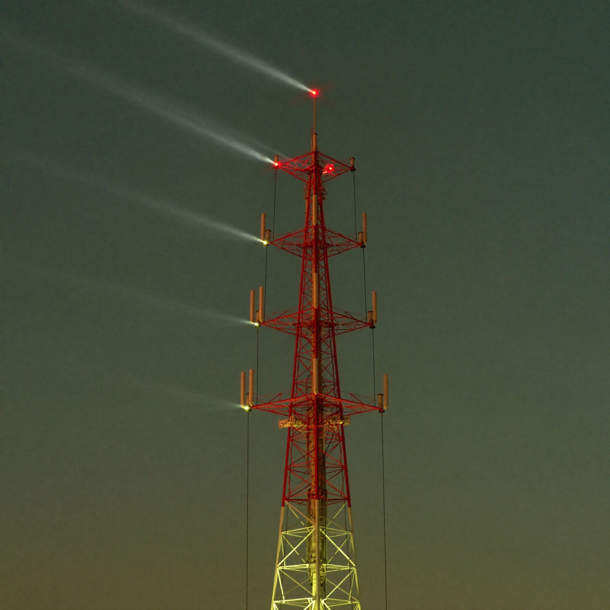 Menara transmisi siaran Vireona menjulang di senja